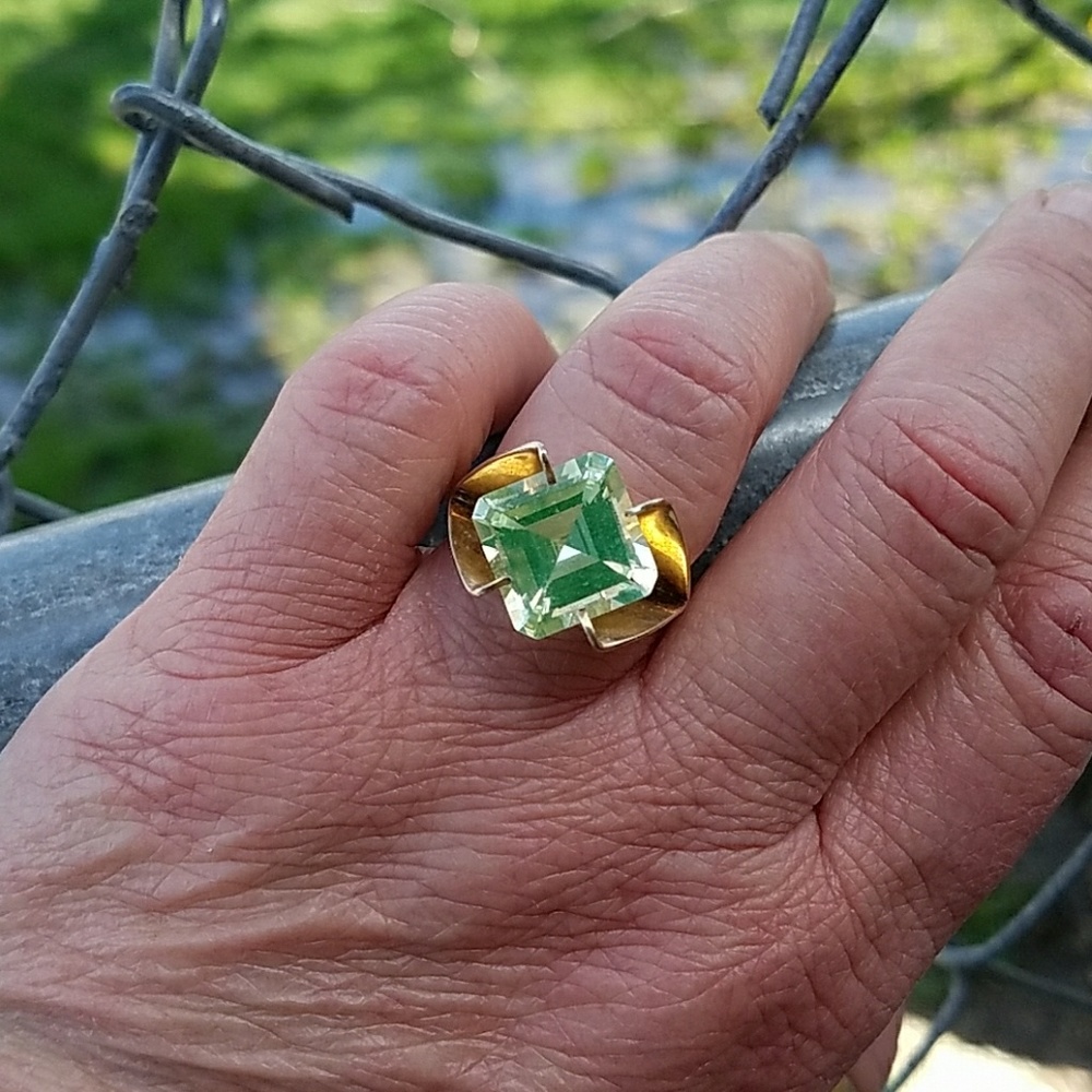 Stunning mid-century modern peridot 10 K gold ring